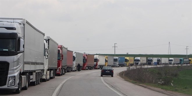 Milim ilerlemiyor: TIR sürücüleri bu bayram da sınır kapısında kuyrukta