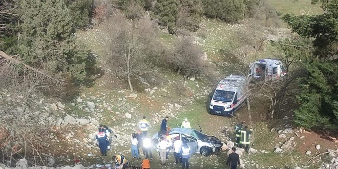 Uçuruma devrilen otomobildeki 2 kişi öldü, 3 kişi yaralandı