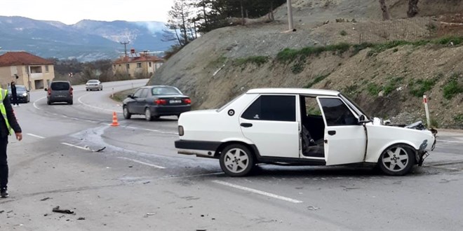 3 kişinin yaralandığı kaza sonrası ortalık karıştı: Sürücü gözaltına alındı