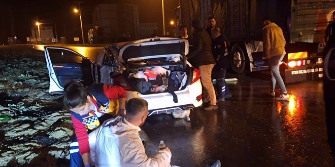Bolu'da tavuk yüklü kamyon kaza yaptı: 2 yaralı