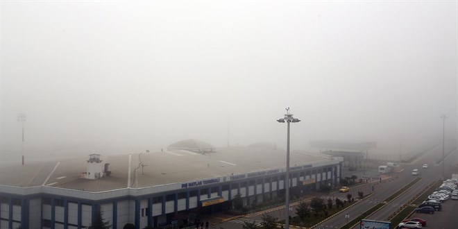Trabzon'da sis nedeniyle baz� u�ak seferleri iptal oldu