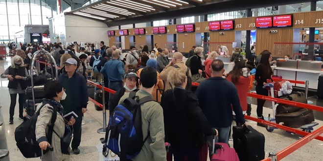 �stanbul'daki havalimanlar� milyonlarca yolcu a��rlad�