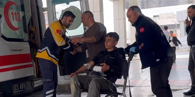 Elazığ'da 14 yaşındaki çocuğun eli çapa makinesine sıkıştı