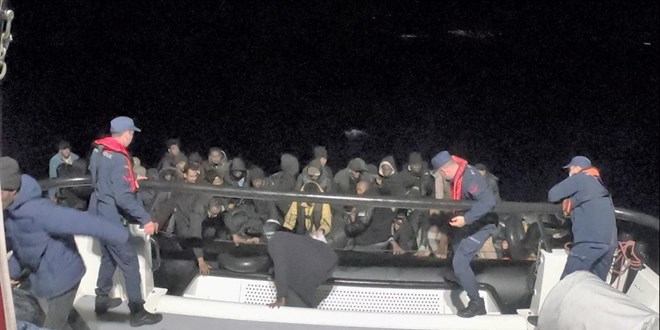 İzmir açıklarında 46 düzensiz göçmen yakalandı