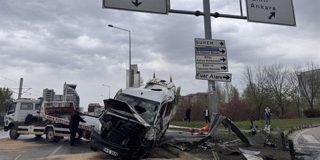 Servis refüje girdi: 1 bebek hayatını kaybetti, 5 kişi yaralandı