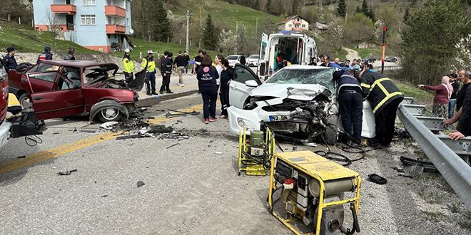 Kastamonu'da feci kaza: İlk belirlemelere göre 3 kişi öldü