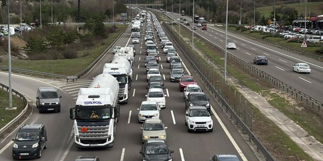 Tatilciler dönüşe geçti, trafik durma noktasına geldi
