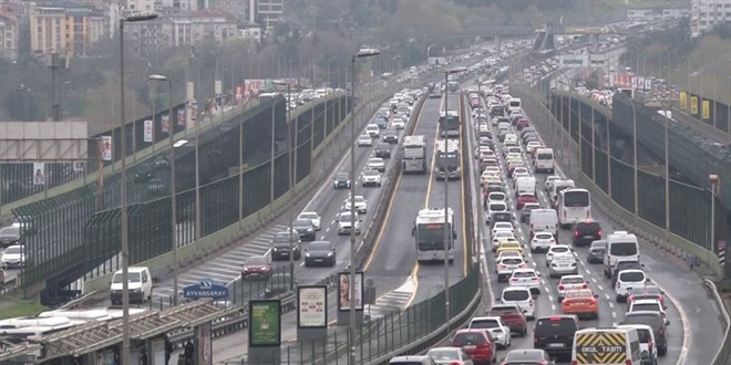 Bayramın üçüncü gününde İstanbul'da trafik yoğunluğu yaşanıyor