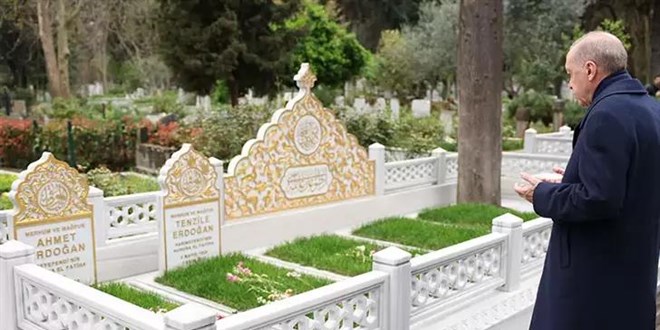Cumhurbaşkanı Erdoğan, ailesinin kabrini ziyaret etti