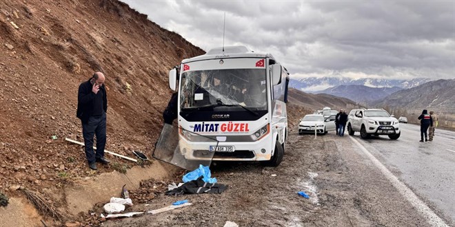 Erzurum'da servis midibüsü yamaca çarptı: 1 ölü, 16 yaralı