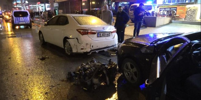 Kazaya müdahale eden polise kamyonet çarptı!