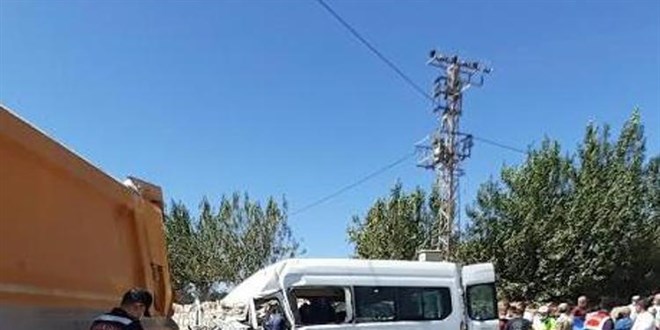 Adıyaman'da kamyonla minibüsün çarpıştığı kazada 1 kişi öldü