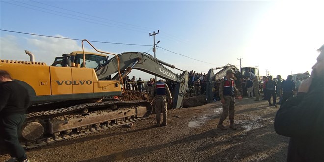 Şanlıurfa'da kanalizasyon kazısı sırasında toprak altında kalan işçiler aranıyor