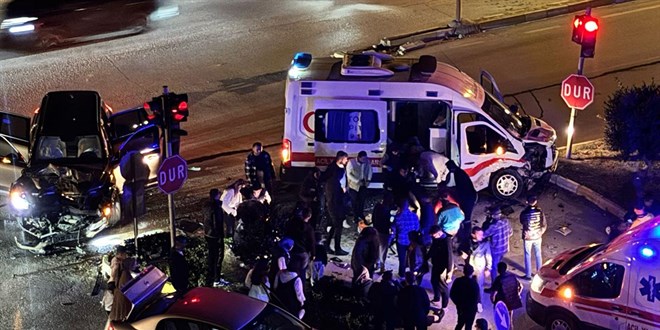 Hasta taşıyan ambulans ile otomobil çarpıştı: 9 yaralı