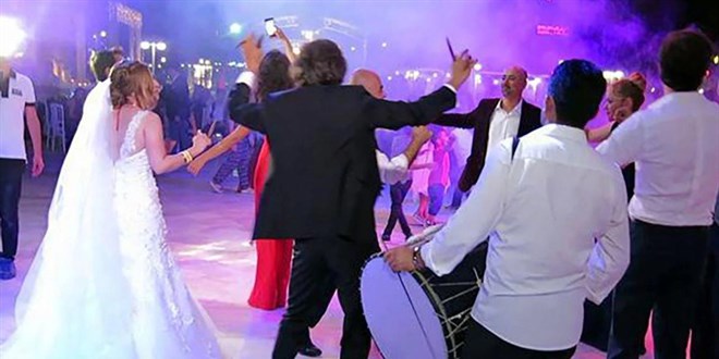 Düğün fotoğraflarını kaybeden fotoğrafçıya tazminat şoku
