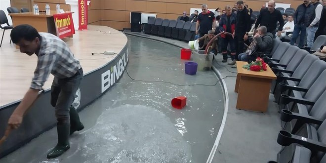Panelin yapılacağı salonu su bastı, Prof. Dr. Görür salondan ayrıldı