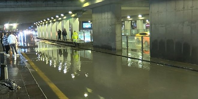 Ankara'da sağanak; cadde ve sokaklar suyla doldu