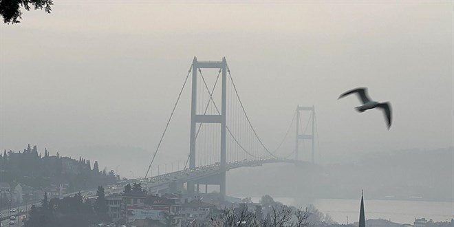 İstanbul'da sis etkili oldu! Sürücüler trafikte zorlandı