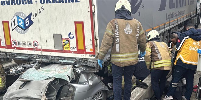 Kuzey Marmara Otoyolu'nda gişelerdeki tıra otomobil çarptı