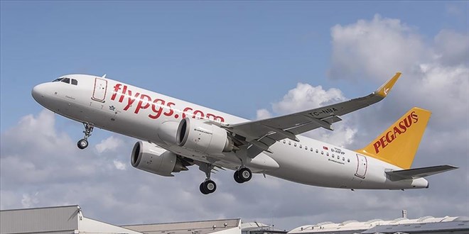 Pegasus uçağına yıldırım isabet etti