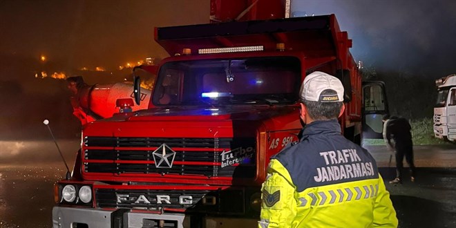 Çakar lamba kullanan kamyon trafikten men edildi
