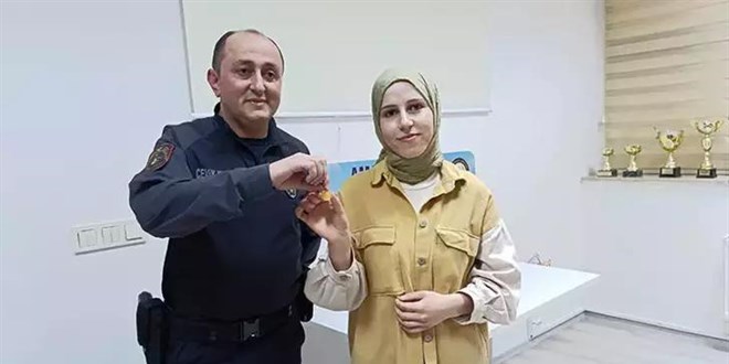 Polis memuru, izin gününde bulduğu yarım altını sahibine ulaştırdı