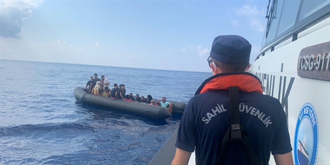 Alabora olan bottaki d�zensiz g��menlerden 2'si �ld�, 2'si yaraland�