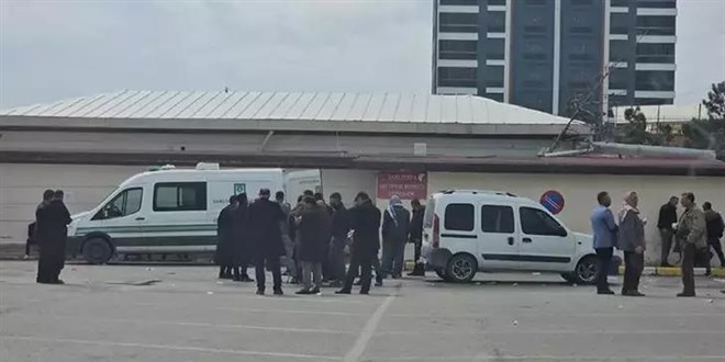 Tartıştığı eşini 15 bıçak darbesiyle öldürdü