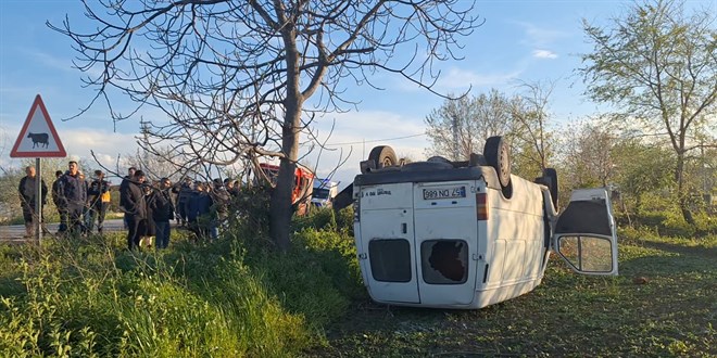 Bah�eye devrilen minib�steki 1 ki�i �ld�, 2 ki�i yaraland�