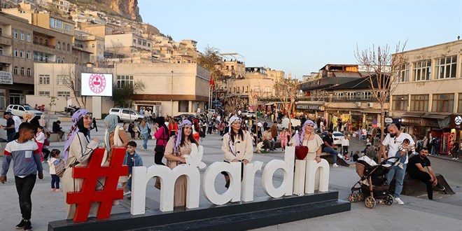 Tarihi kent Mardin'e bayramda turist akını