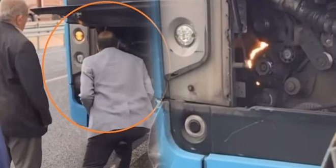 Otobüsün motorunda çıkan yangını üfleyerek söndürmeye çalıştı