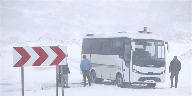 Kırklareli'nde yağan kar yolu ulaşıma kapattı