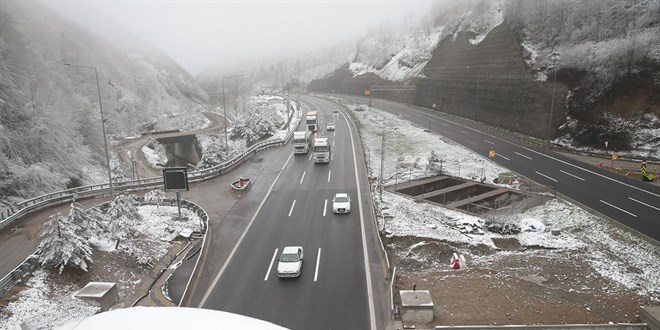 Bolu Dağı'nda kar ve sis etkili oluyor