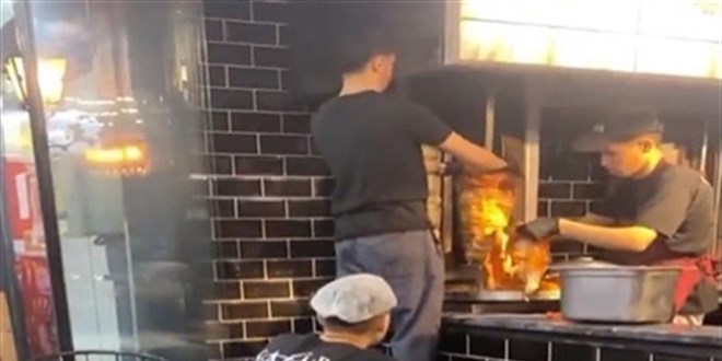 Tavuk Döner Üzerine Çiğ Et Ekleme Skandalı