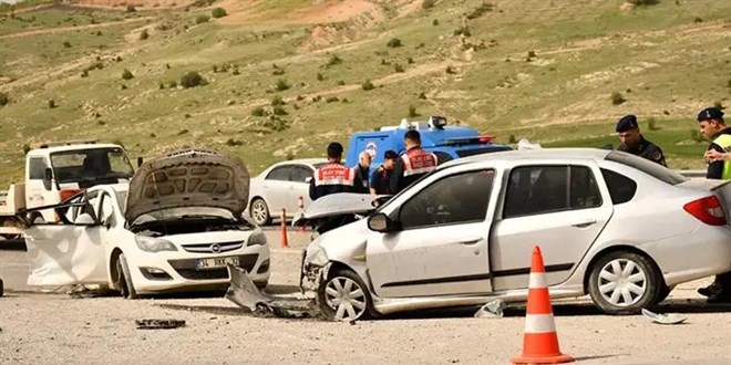 Besni'de �ki Otomobil Kafa Kafaya �arp��t�: 1 �l�
