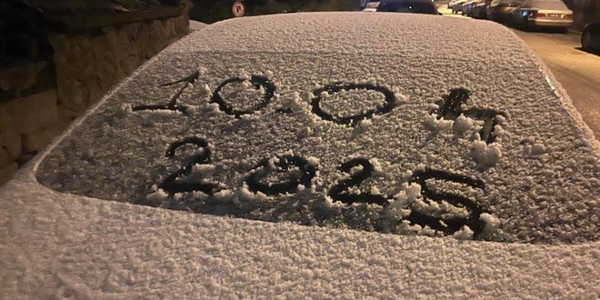Nisan Ayında Kar Yağışı Ankara'yı Beyaza Bürüdü