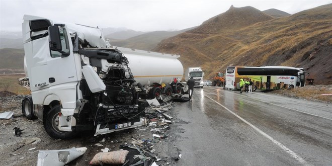 Hakkari'de Otob�s ve Tanker �arp��t�: 1 �l�, 9 Yaral�