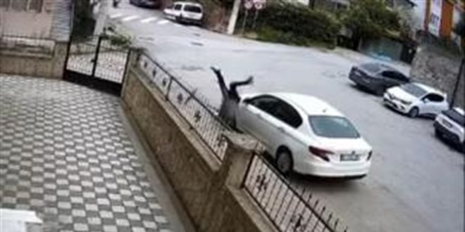 Otomobile �arpt�, ka�arken scooter�n� unuttu