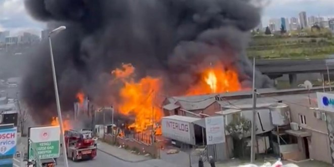 Ba�ak�ehir'de kimyasal madde deposunda yang�n