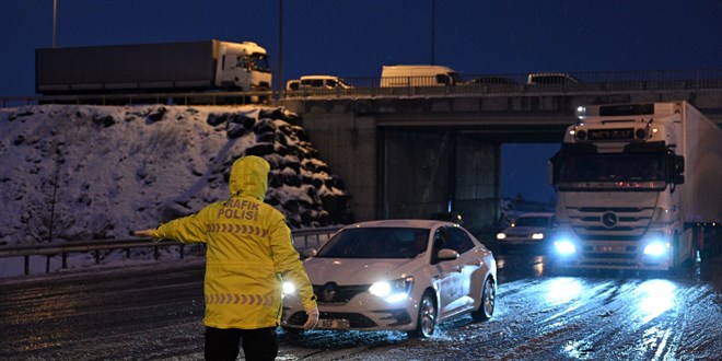 Kayseri-Kahramanmaraş kara yolu kar ve tipi nedeniyle ulaşıma kapandı