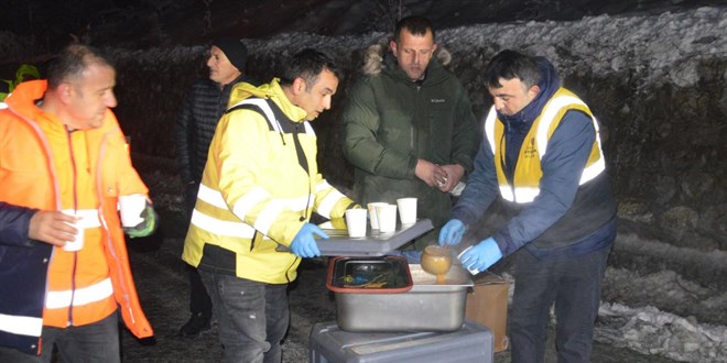 Samsun'da yolda mahsur kalanlara çorba ikram edildi