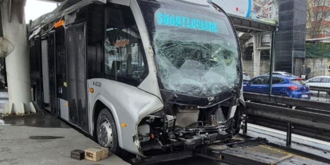 Avcılar'da metrobüs kazası