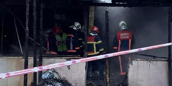 Sakarya'daki yangında hayatını kaybeden 2 kardeş defnedildi