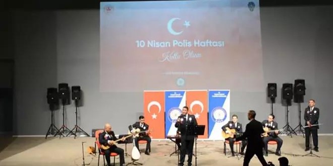Emniyet müdürü bağlama çaldı, polis memurları şarkı söyledi