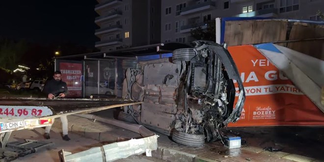 Bursa'da aydınlatma direğine çarpan otomobildeki 1 kişi öldü