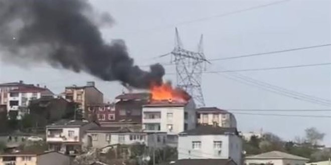 İstanbul'da 2 katlı binanın çatısında yangın