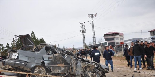 Otomobilin kağıt gibi ezildiği kazada ölü sayısı 4'e yükseldi