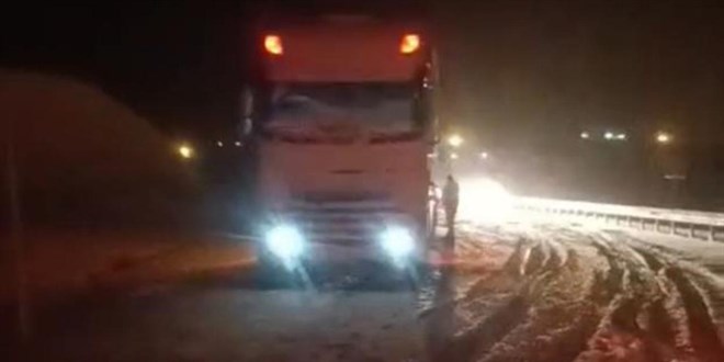 Hakkari'de tipi: Çok sayıda araç mahsur kaldı