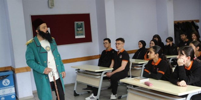 Öğretmen derse tarihi figürlerin kostümüyle giriyor