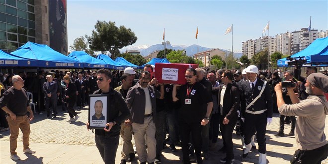 Olay yerinde kalp krizi geçiren polis, hastanede hayatını kaybetti